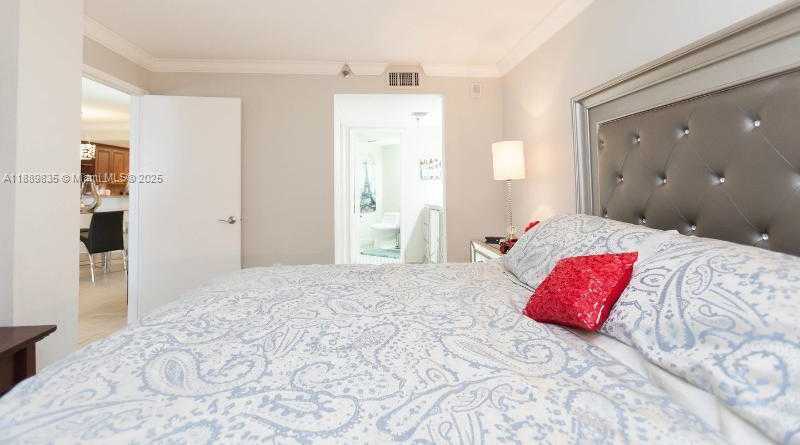 Small Image of 5880 COLLINS AVE #306, Miami Beach Number 17