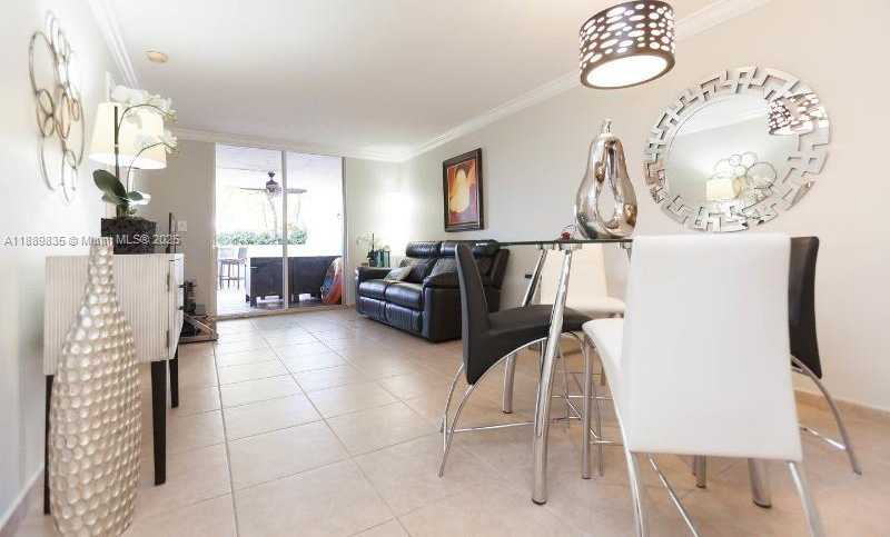 Small Image of 5880 COLLINS AVE #306, Miami Beach Number 3
