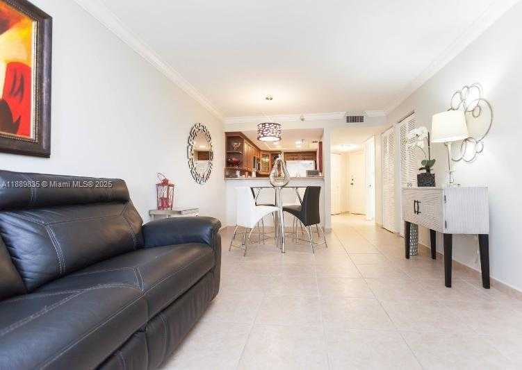 Small Image of 5880 COLLINS AVE #306, Miami Beach Number 4