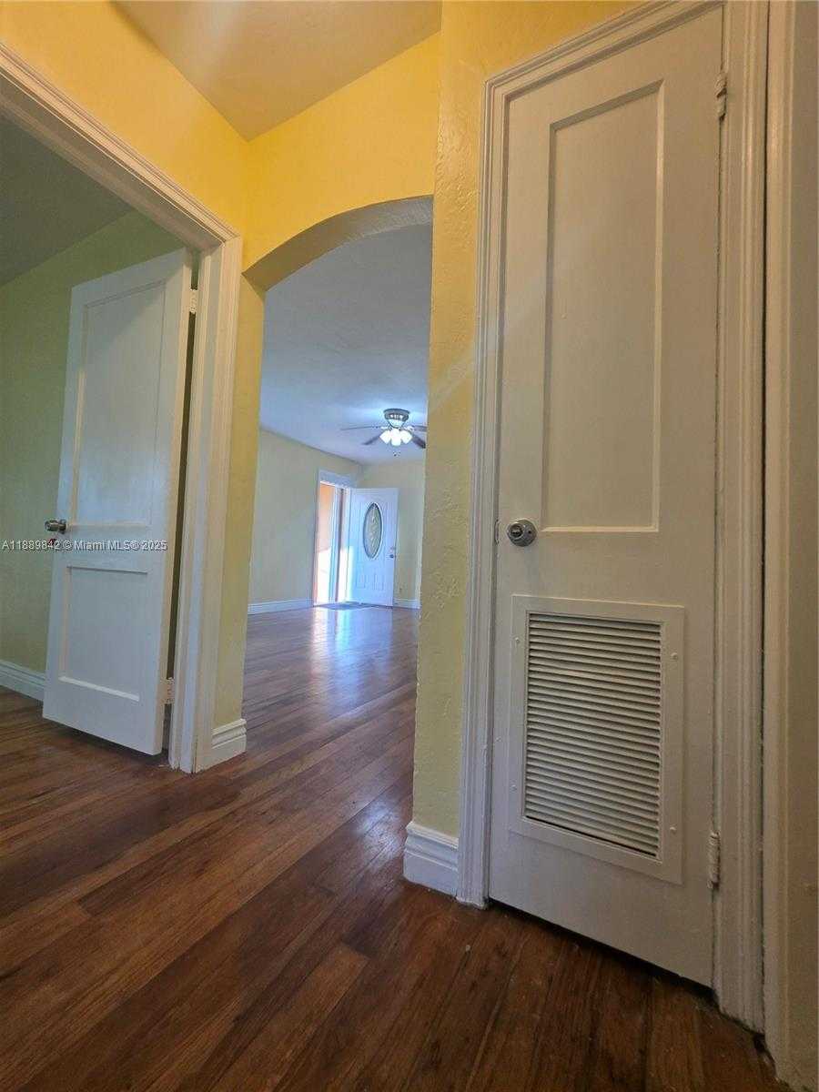 Small Image of 1 NORTH MELROSE DR, Miami Springs Number 16