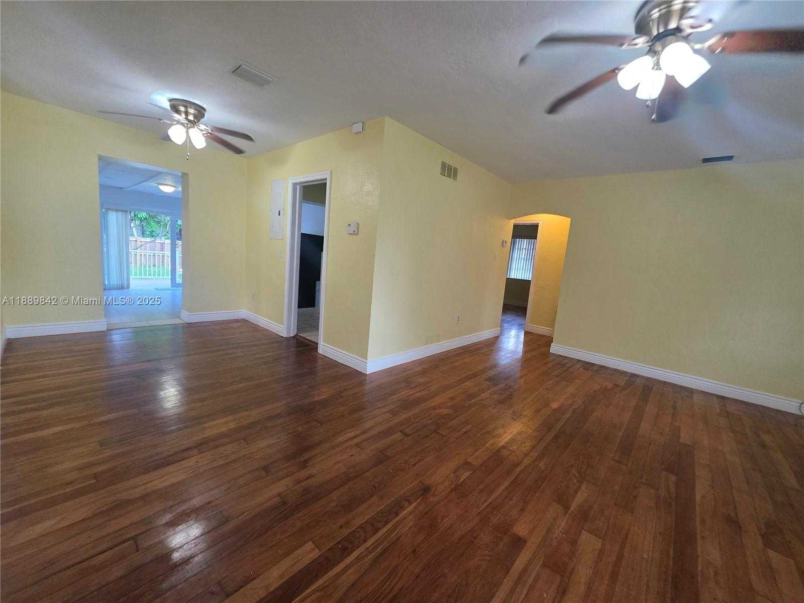 Small Image of 1 NORTH MELROSE DR, Miami Springs Number 2