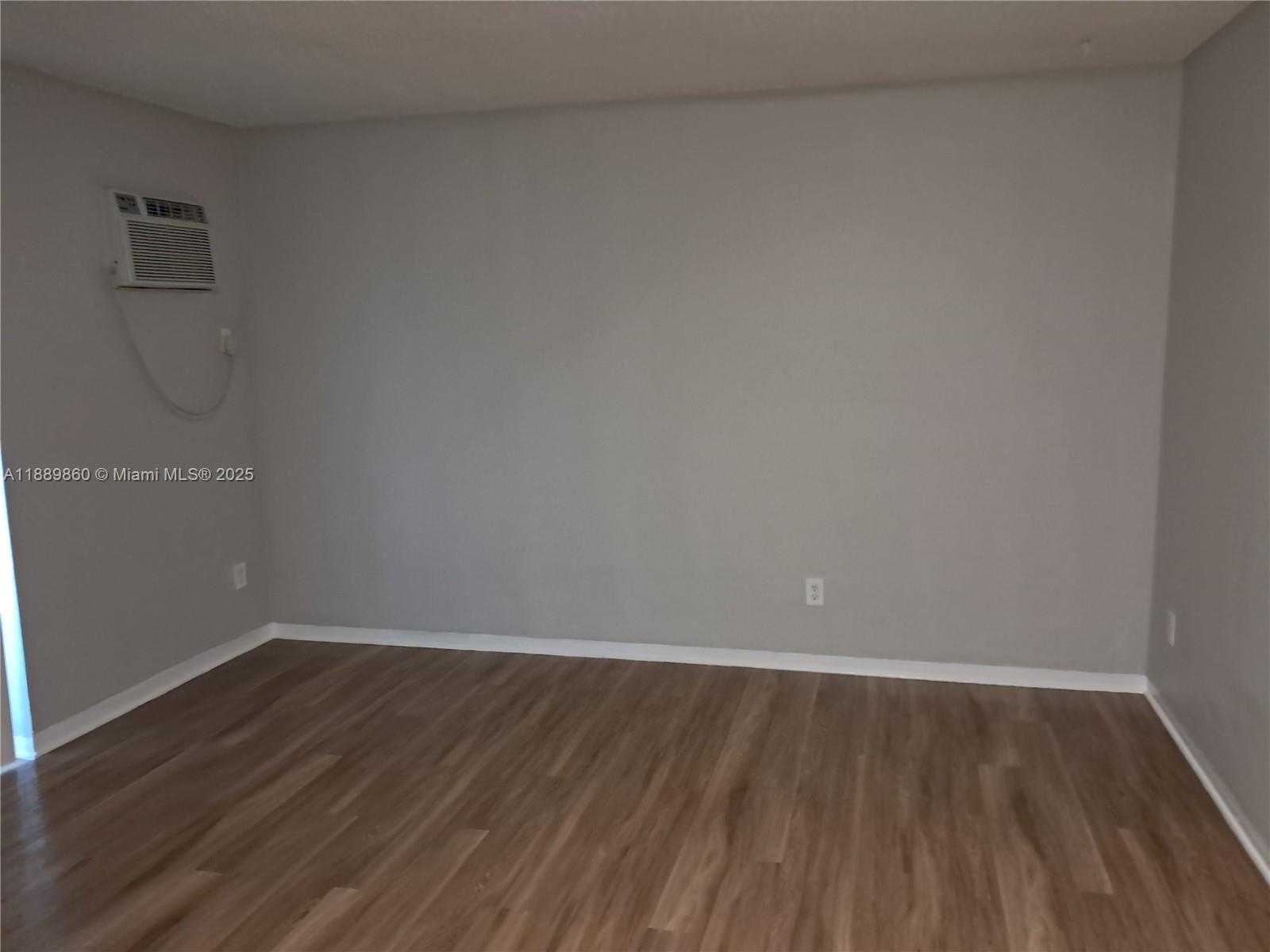 Small Image of 13025 EMERALD DR #258, North Miami Number 3