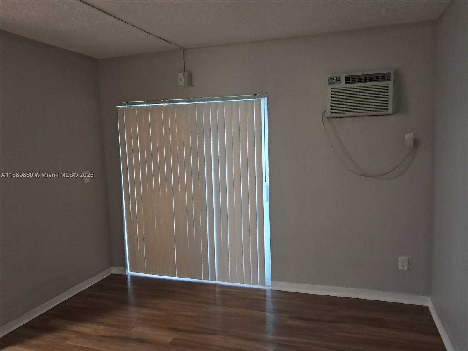 Small Image of 13025 EMERALD DR #258, North Miami Number 5