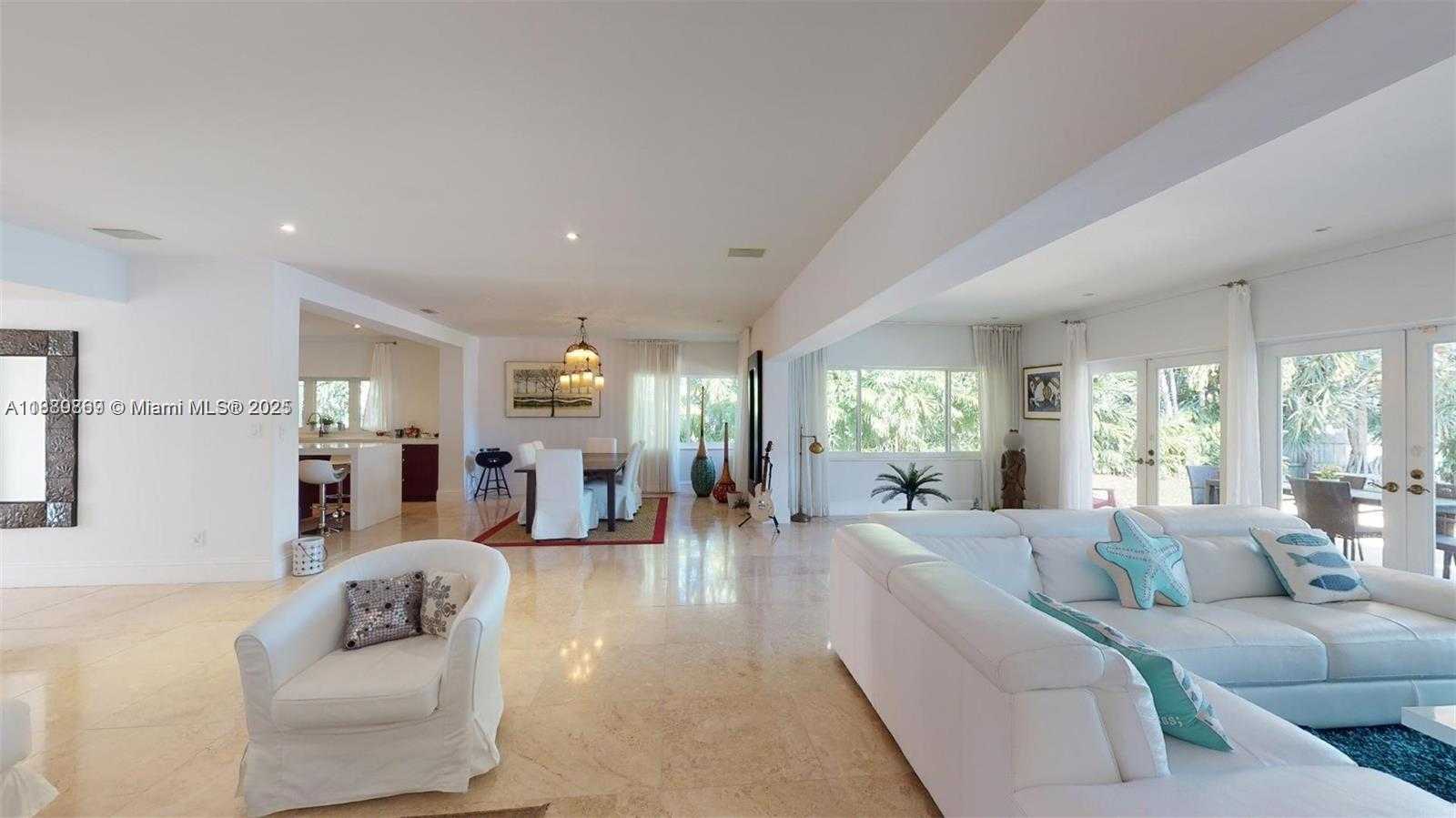 Small Image of 6015 PINE TREE DR, Miami Beach Number 10
