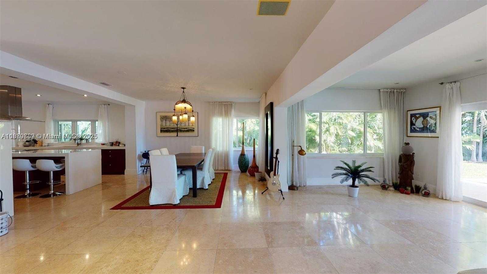 Small Image of 6015 PINE TREE DR, Miami Beach Number 11
