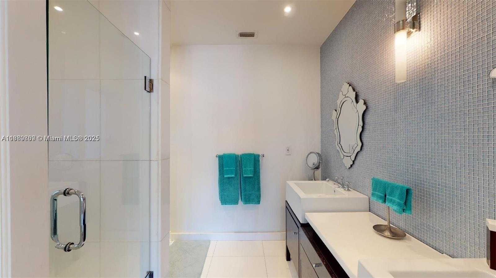 Small Image of 6015 PINE TREE DR, Miami Beach Number 14
