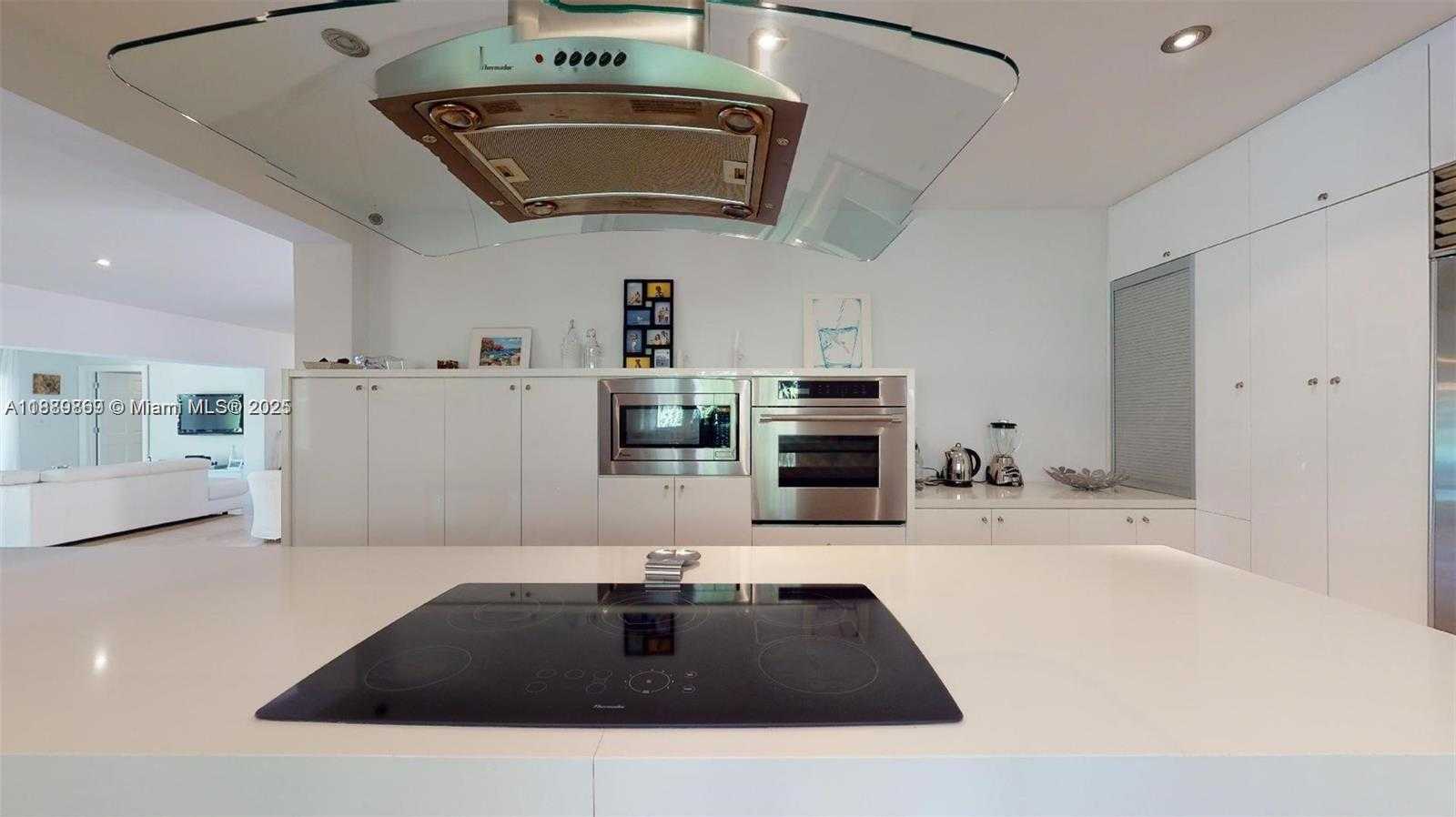 Small Image of 6015 PINE TREE DR, Miami Beach Number 23