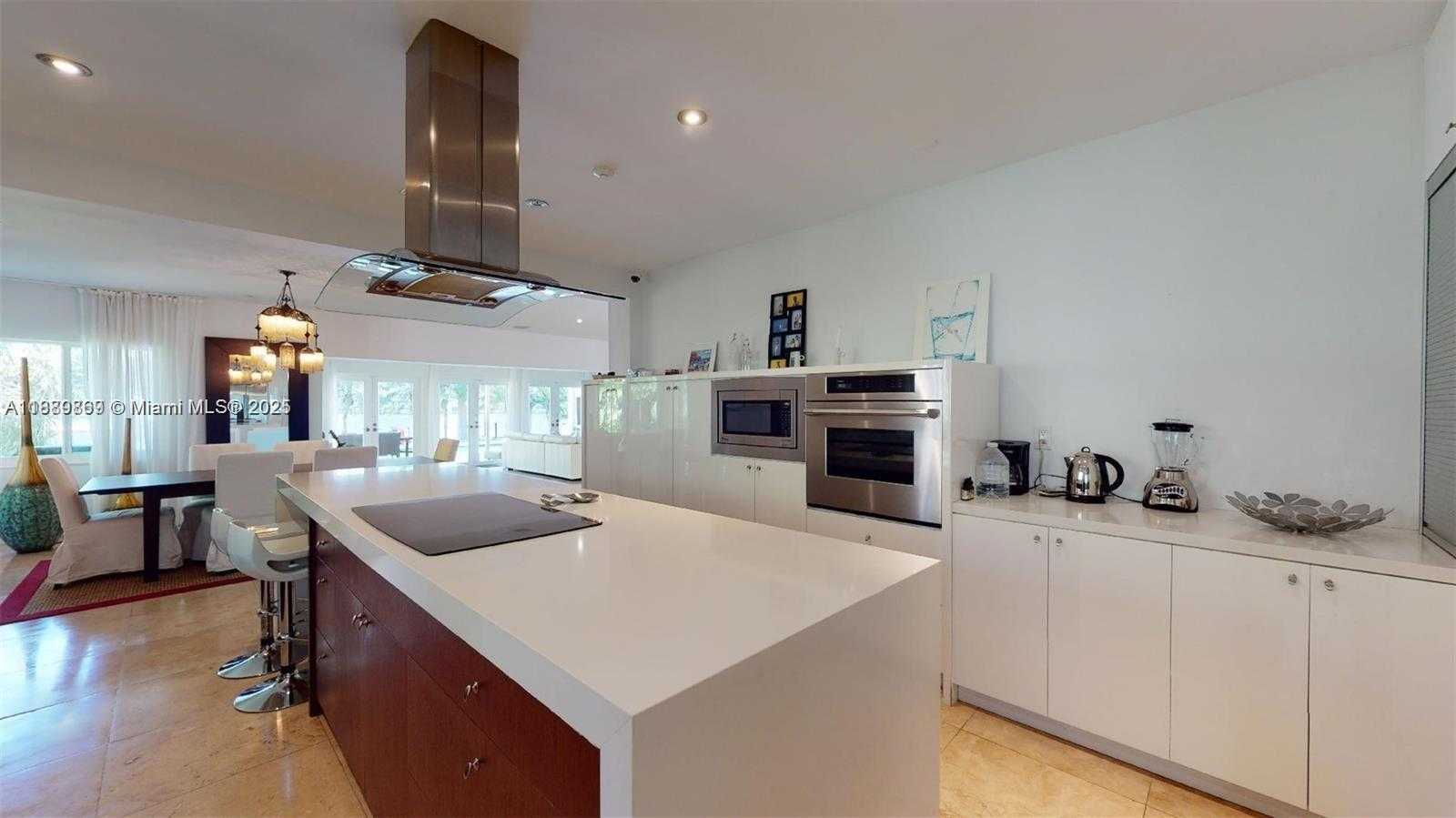 Small Image of 6015 PINE TREE DR, Miami Beach Number 24