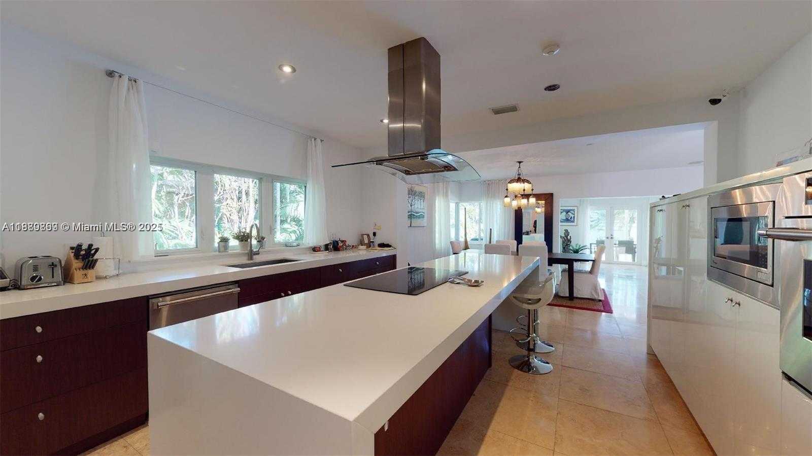 Small Image of 6015 PINE TREE DR, Miami Beach Number 26