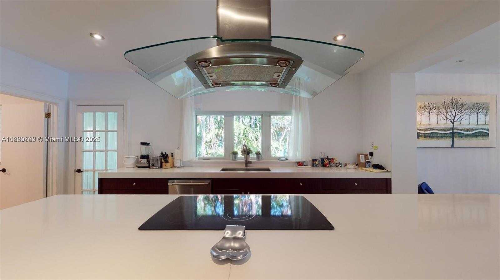 Small Image of 6015 PINE TREE DR, Miami Beach Number 27