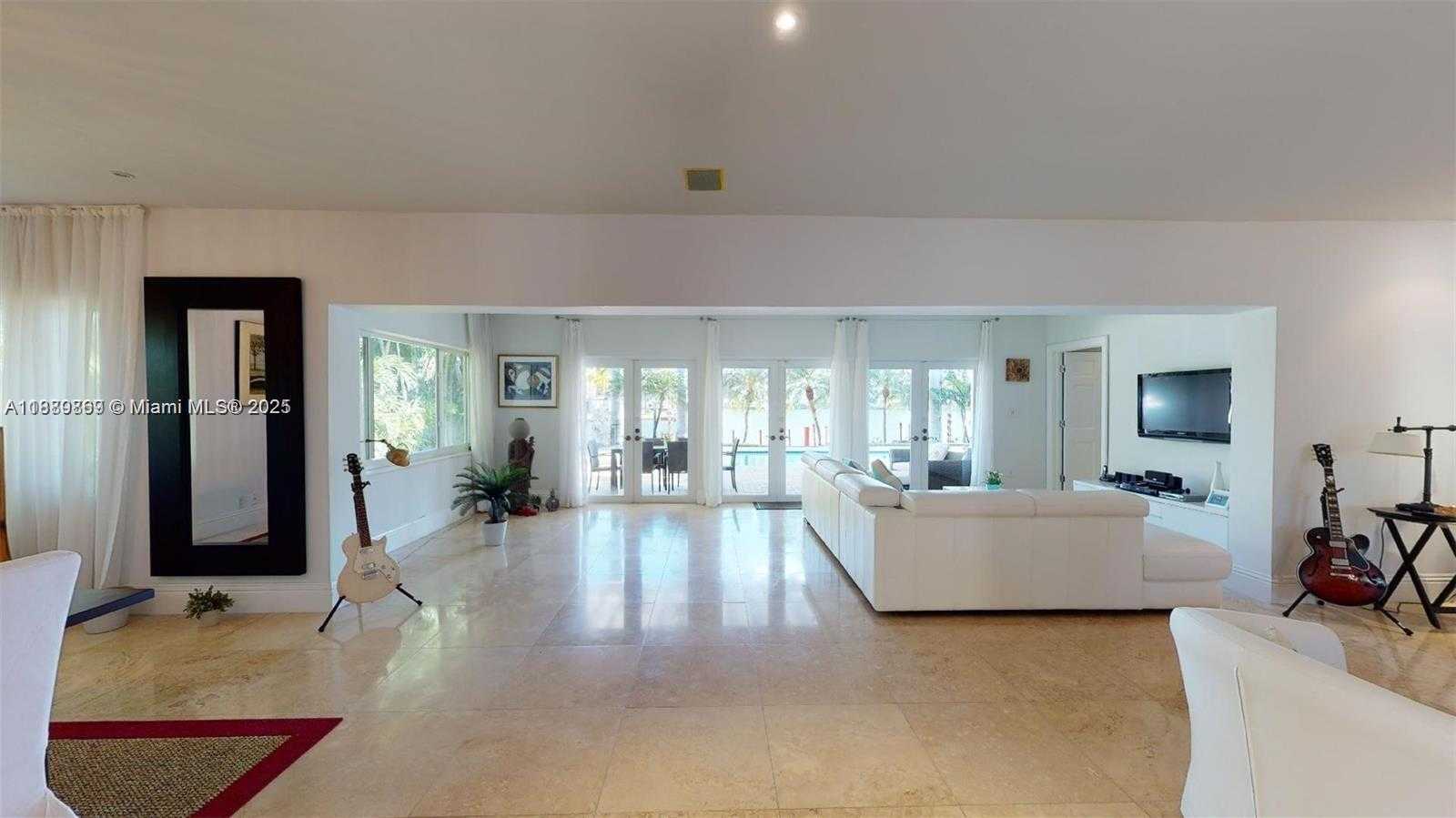 Small Image of 6015 PINE TREE DR, Miami Beach Number 3