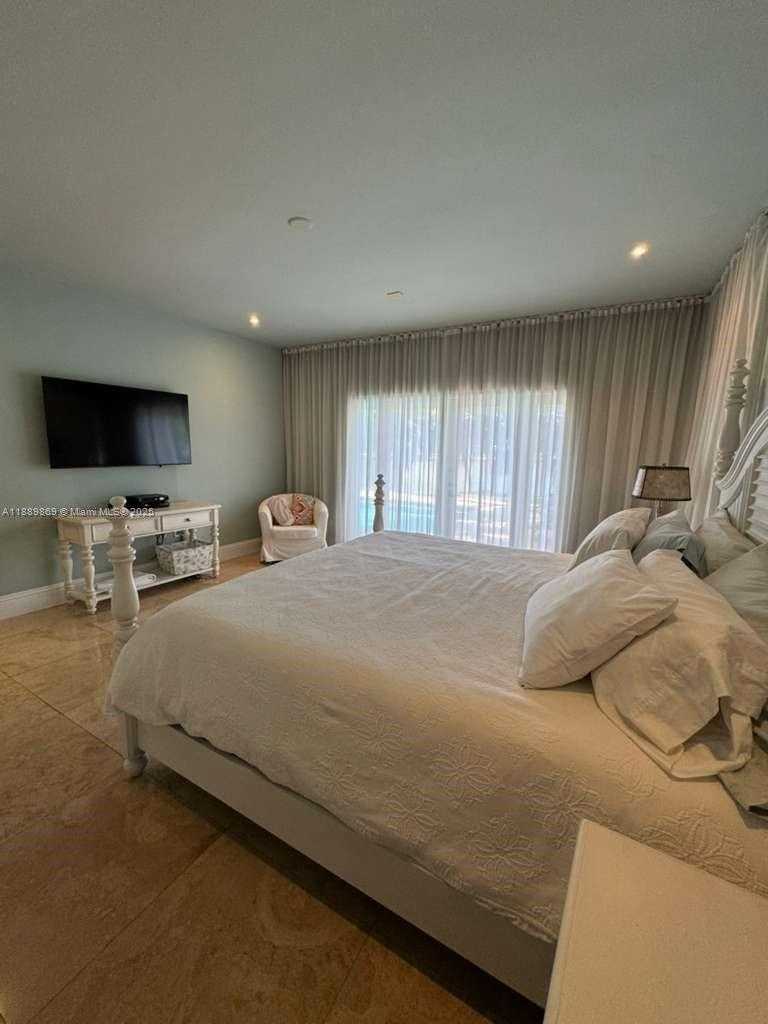 Small Image of 6015 PINE TREE DR, Miami Beach Number 41