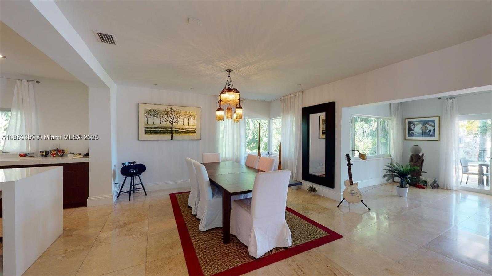 Small Image of 6015 PINE TREE DR, Miami Beach Number 5