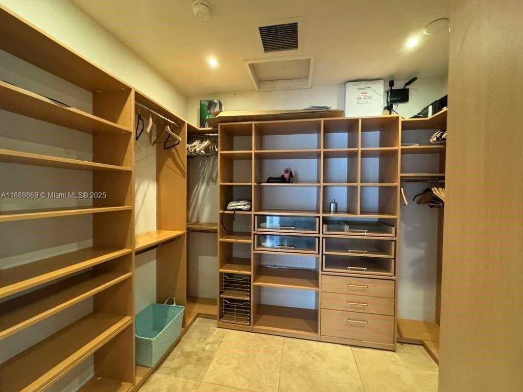 Small Image of 6015 PINE TREE DR, Miami Beach Number 58