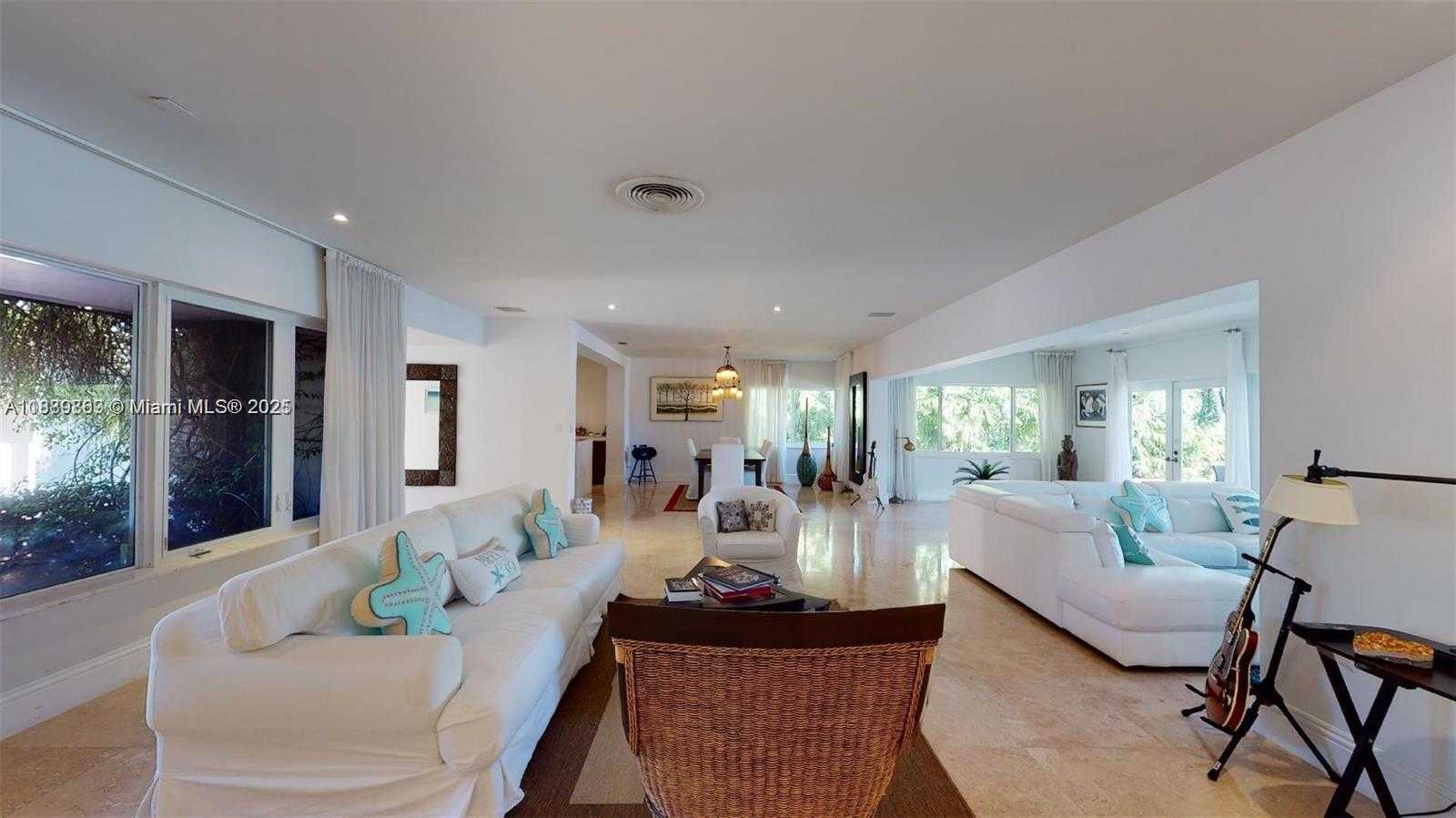 Small Image of 6015 PINE TREE DR, Miami Beach Number 9