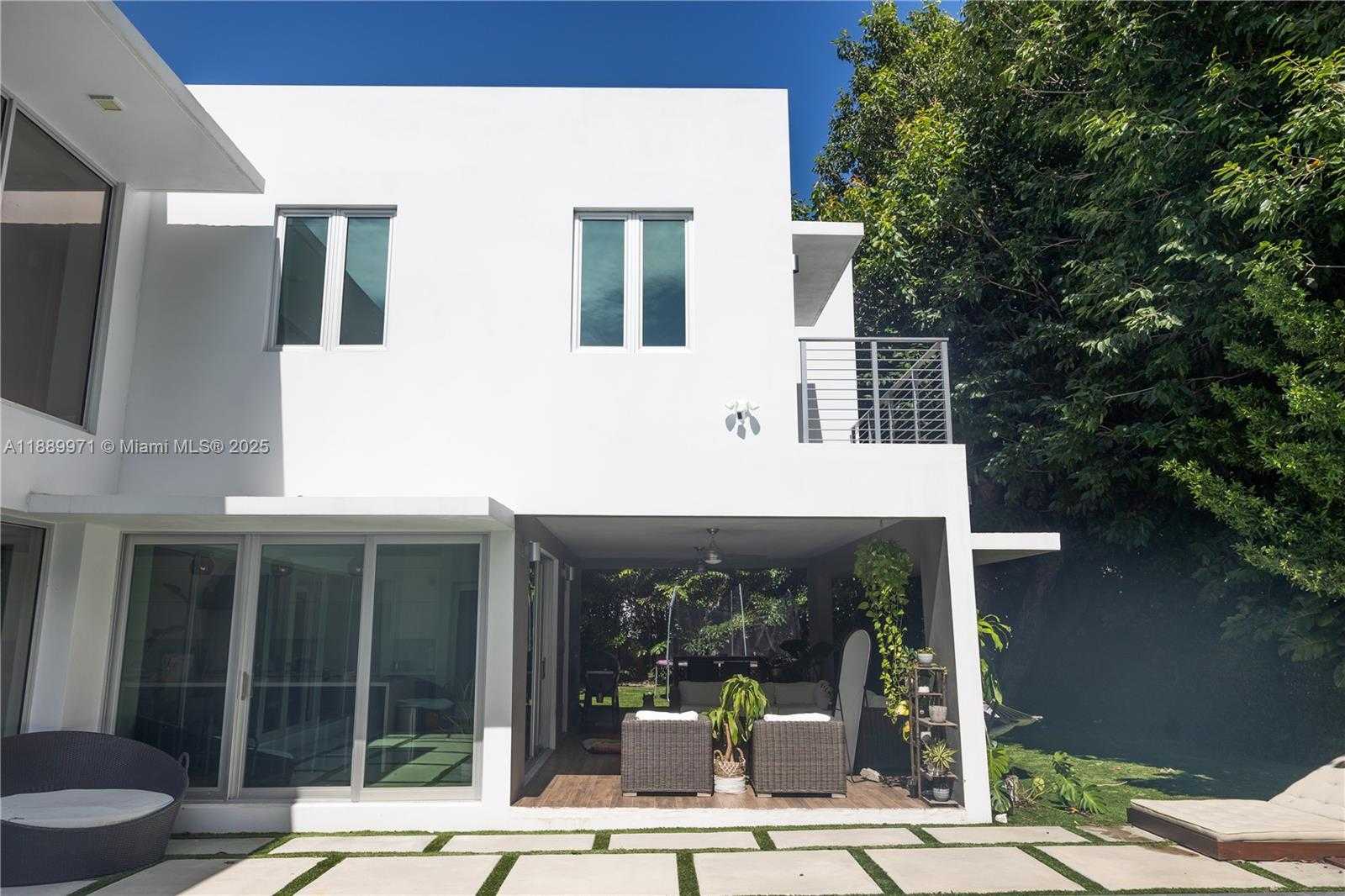 Small Image of Miami Number 10