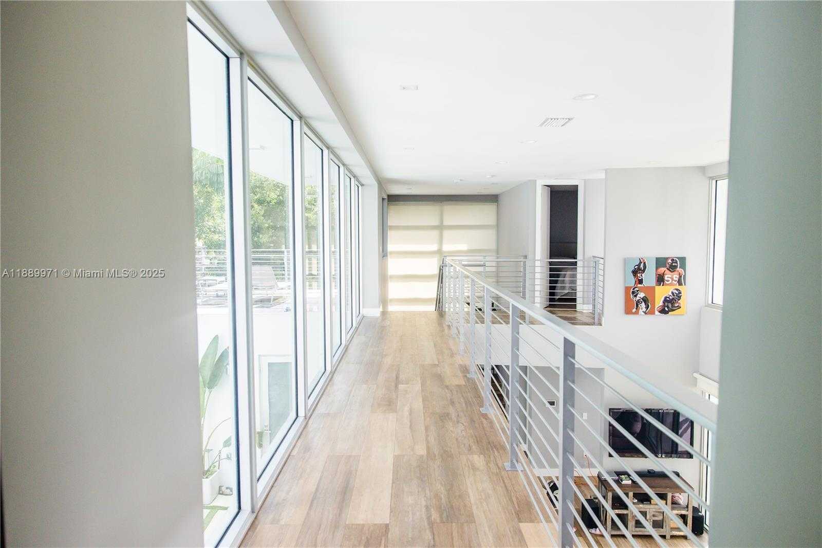 Small Image of Miami Number 19