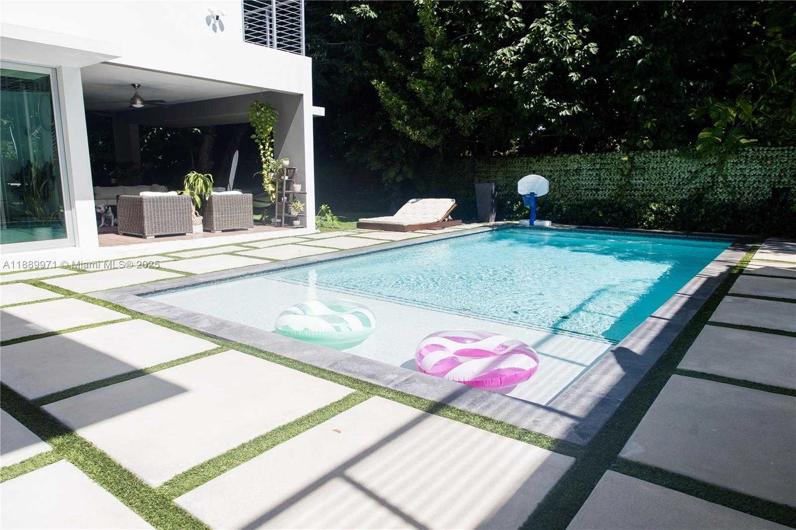 Small Image of Miami Number 3