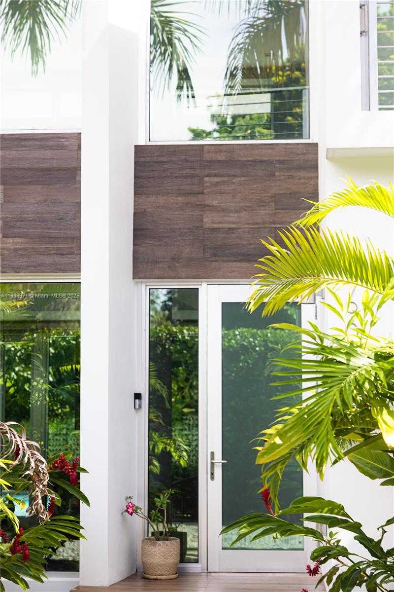 Small Image of Miami Number 6