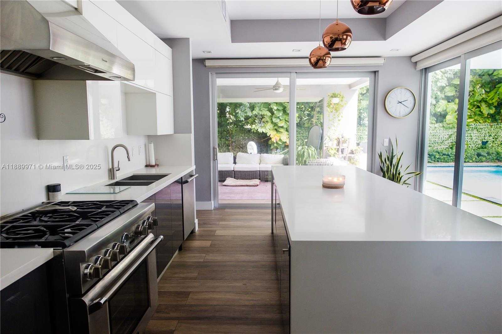 Small Image of Miami Number 9