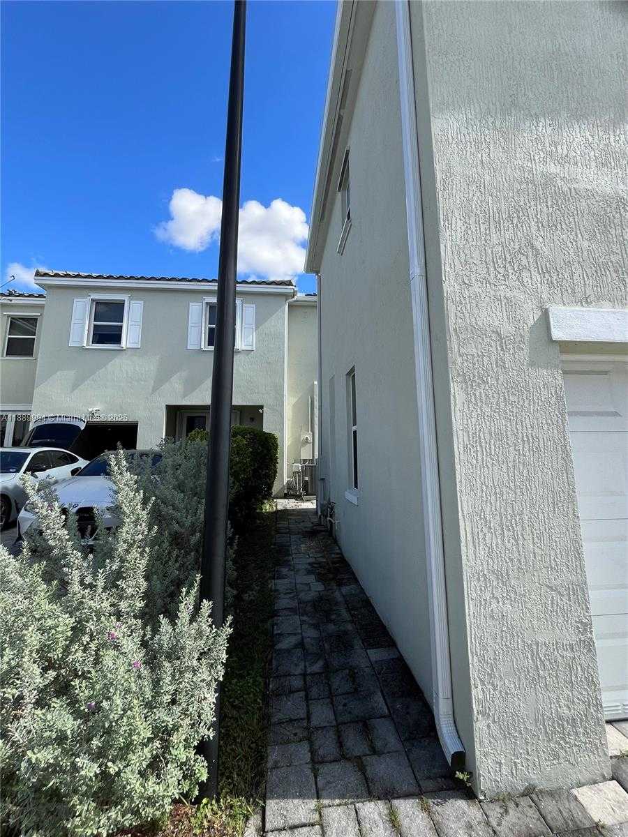 Small Image of 17077 SOUTH WEST 93RD ST #Rear, Miami Number 15