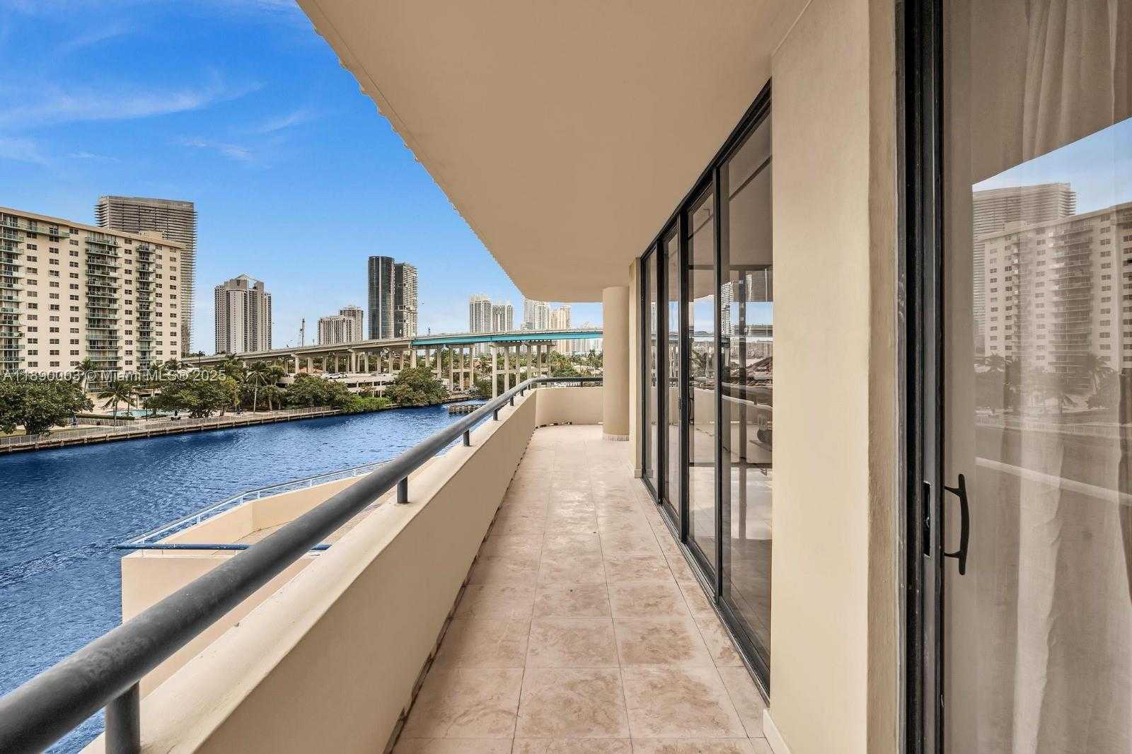 Small Image of 19355 TURNBERRY WAY #3J, Aventura Number 3