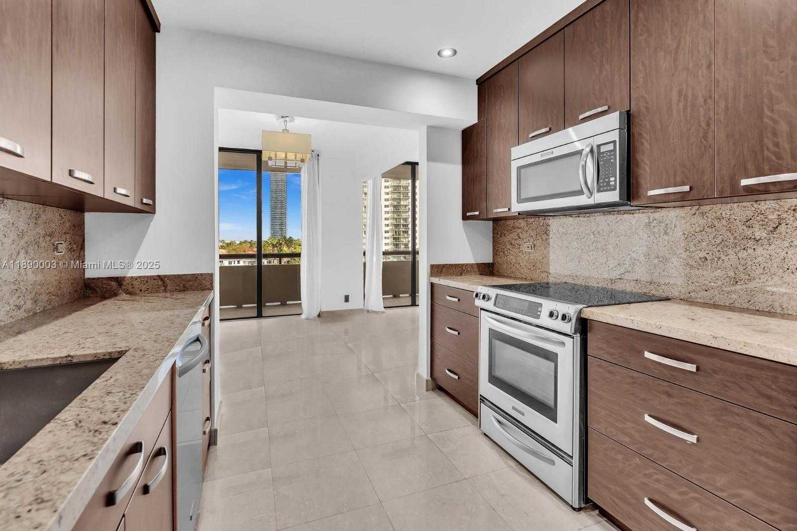 Small Image of 19355 TURNBERRY WAY #3J, Aventura Number 4