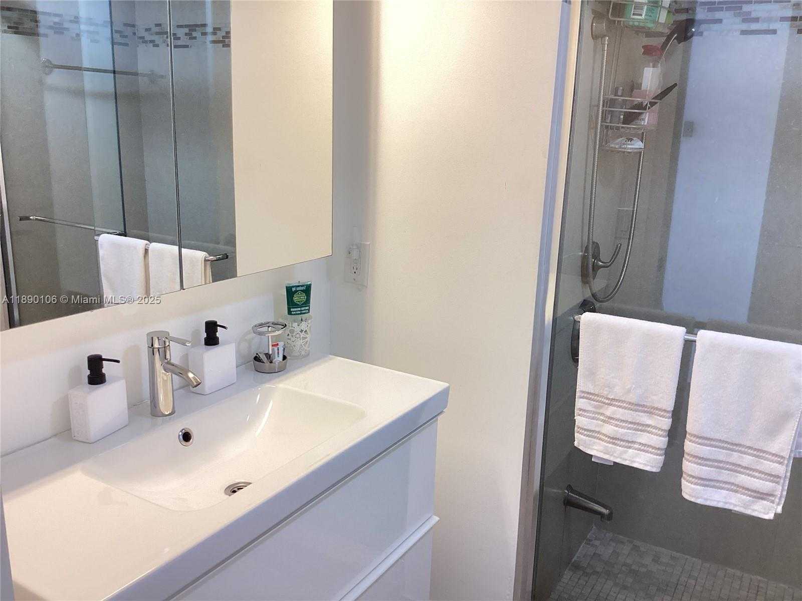 Small Image of 460 POINCIANA DR #1610, Sunny Isles Beach Number 25