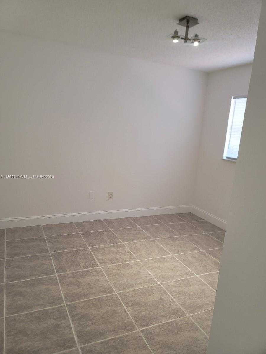 Small Image of Hollywood Number 8