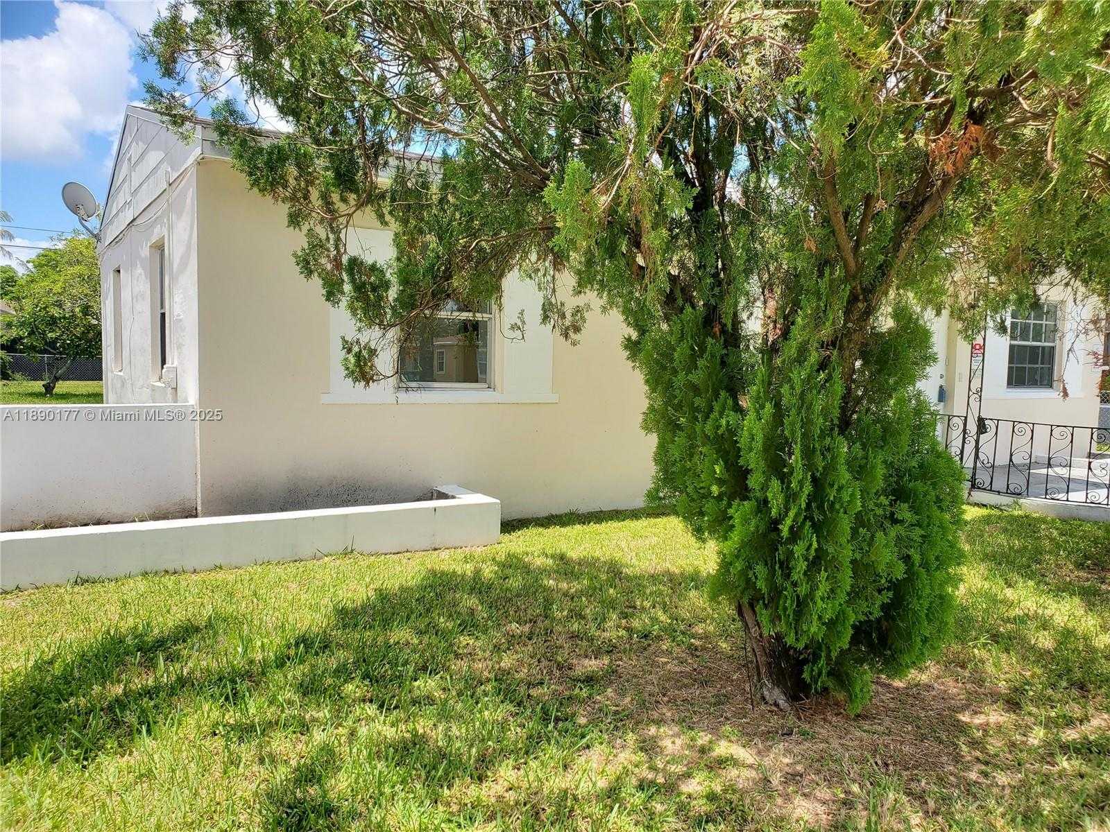 Small Image of 1240 NORTH EAST 143RD ST, North Miami Number 8