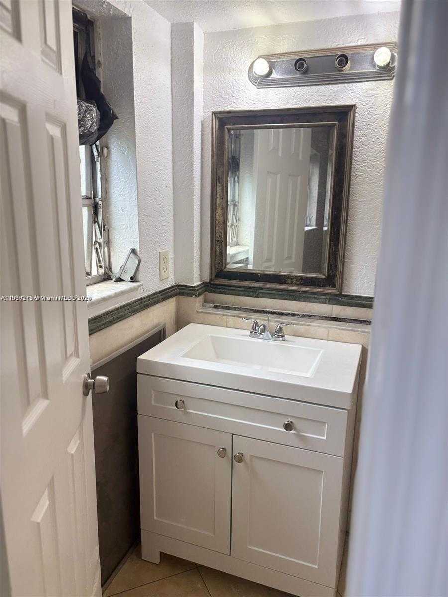 Small Image of 2750 PIERCE ST #3, Hollywood Number 11