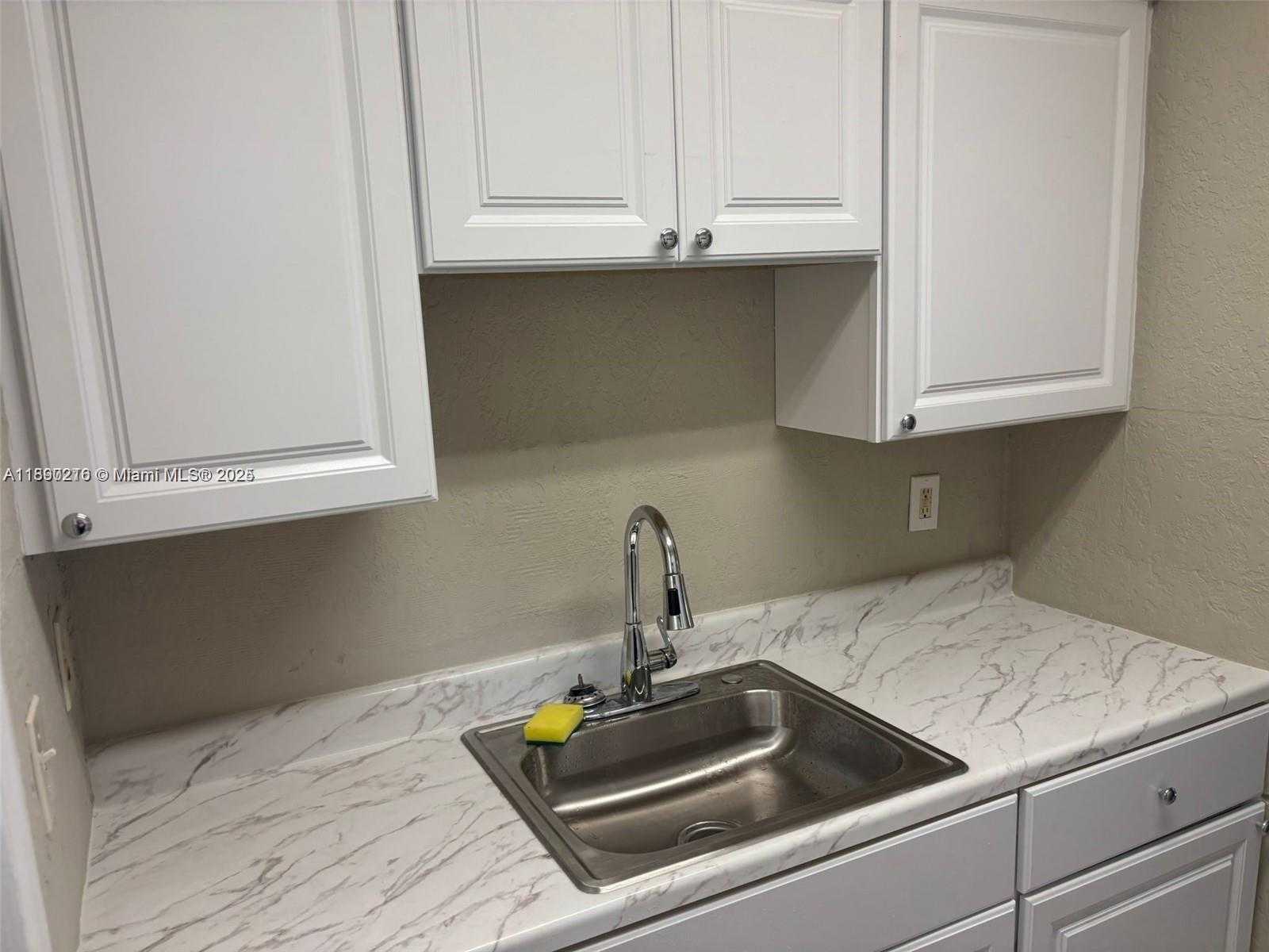 Small Image of 2750 PIERCE ST #3, Hollywood Number 3