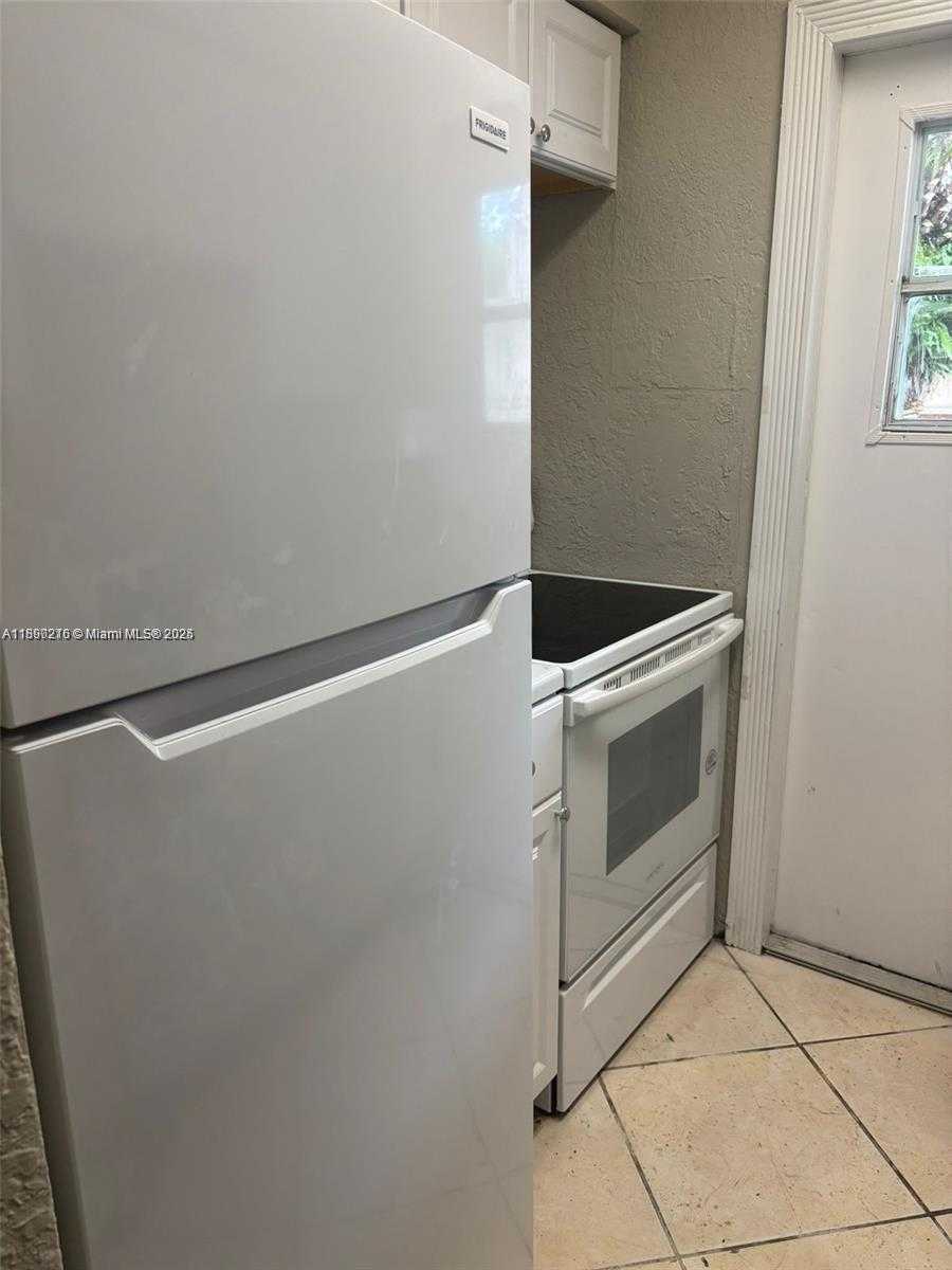 Small Image of 2750 PIERCE ST #3, Hollywood Number 5