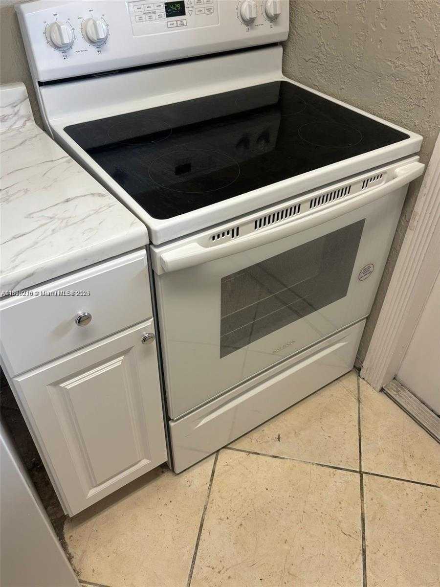 Small Image of 2750 PIERCE ST #3, Hollywood Number 6