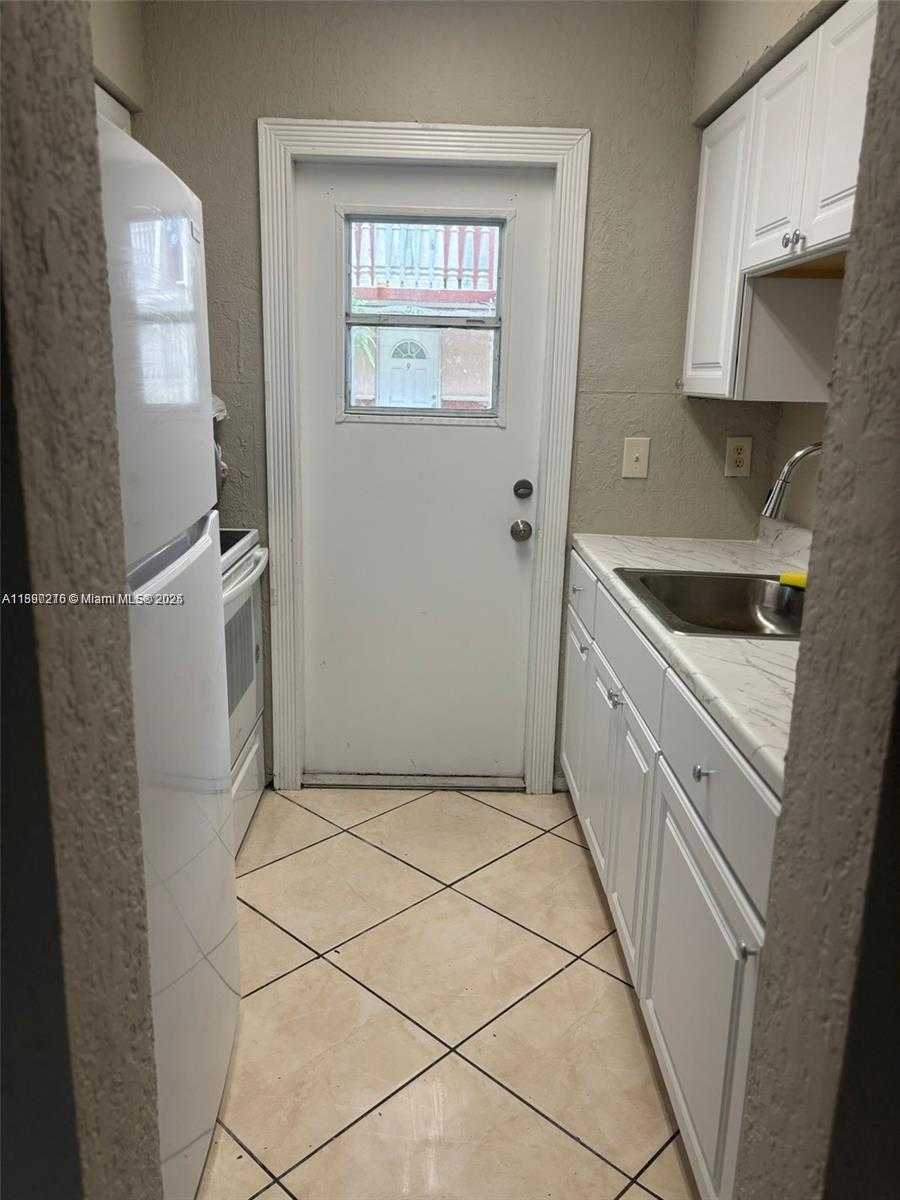 Small Image of 2750 PIERCE ST #3, Hollywood Number 7