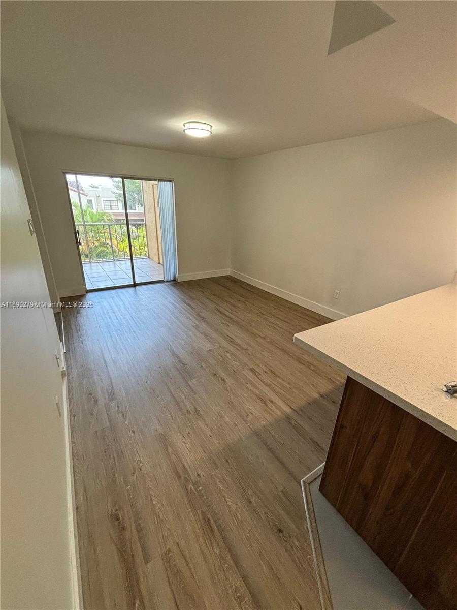 Small Image of 15325 SOUTH WEST 106TH TER #608, Miami Number 4