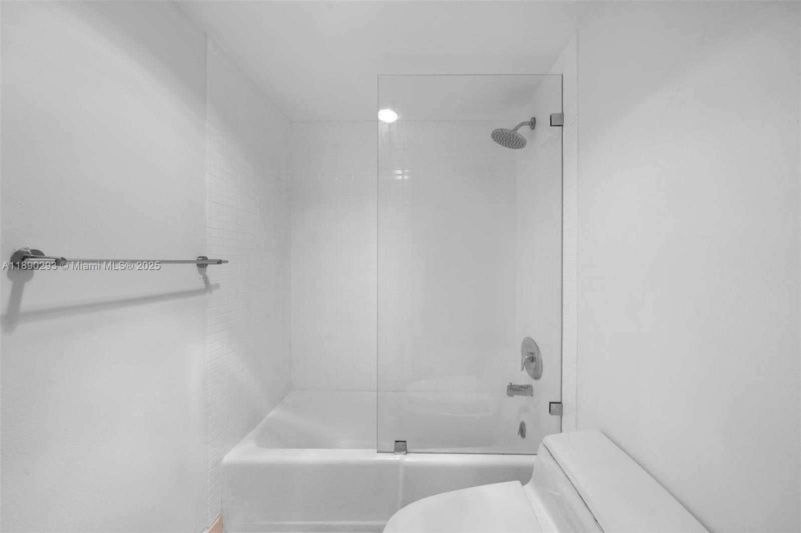 Small Image of 520 BRICKELL KEY DR #UPH-03, Miami Number 31