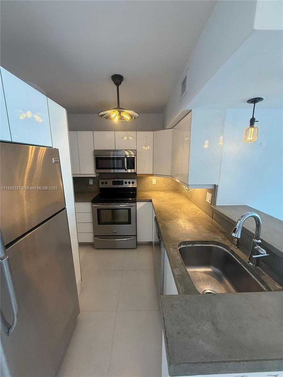 Small Image of 1200 WEST AVE #1520, Miami Beach Number 3