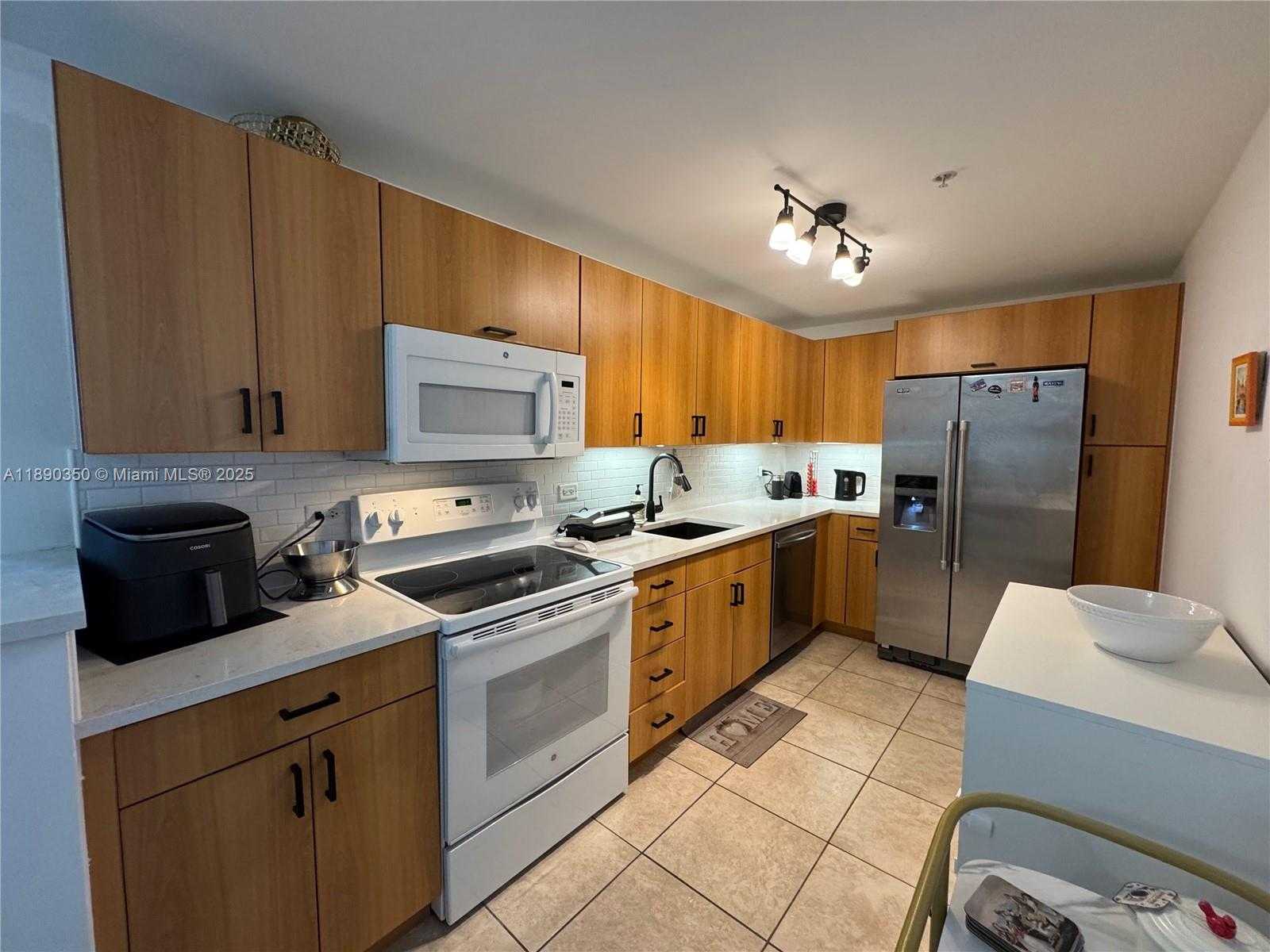 Small Image of 7501 EAST TREASURE DR #7L, North Bay Village Number 17