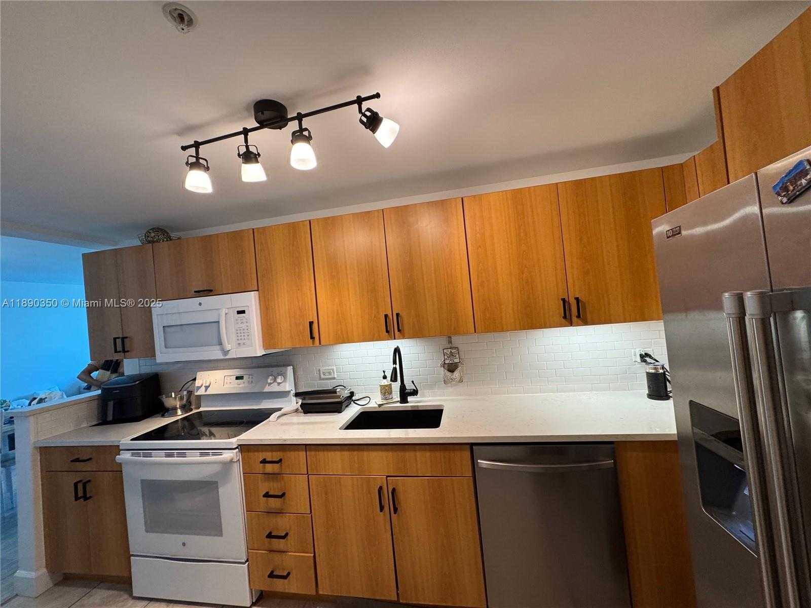 Small Image of 7501 EAST TREASURE DR #7L, North Bay Village Number 18