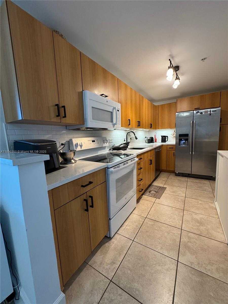 Small Image of 7501 EAST TREASURE DR #7L, North Bay Village Number 20
