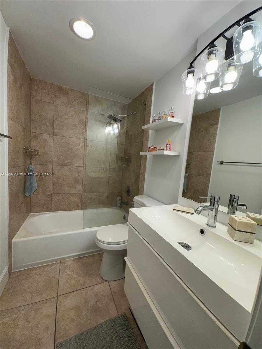 Small Image of 7501 EAST TREASURE DR #7L, North Bay Village Number 25