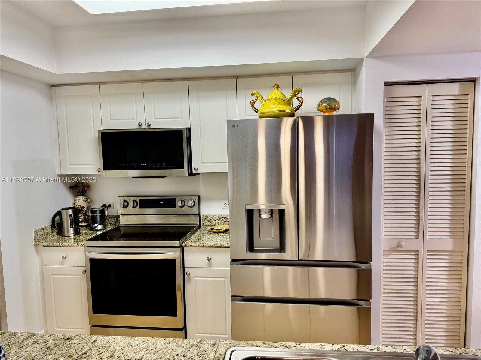 Small Image of 19501 WEST COUNTRY CLUB DR #2515, Aventura Number 5