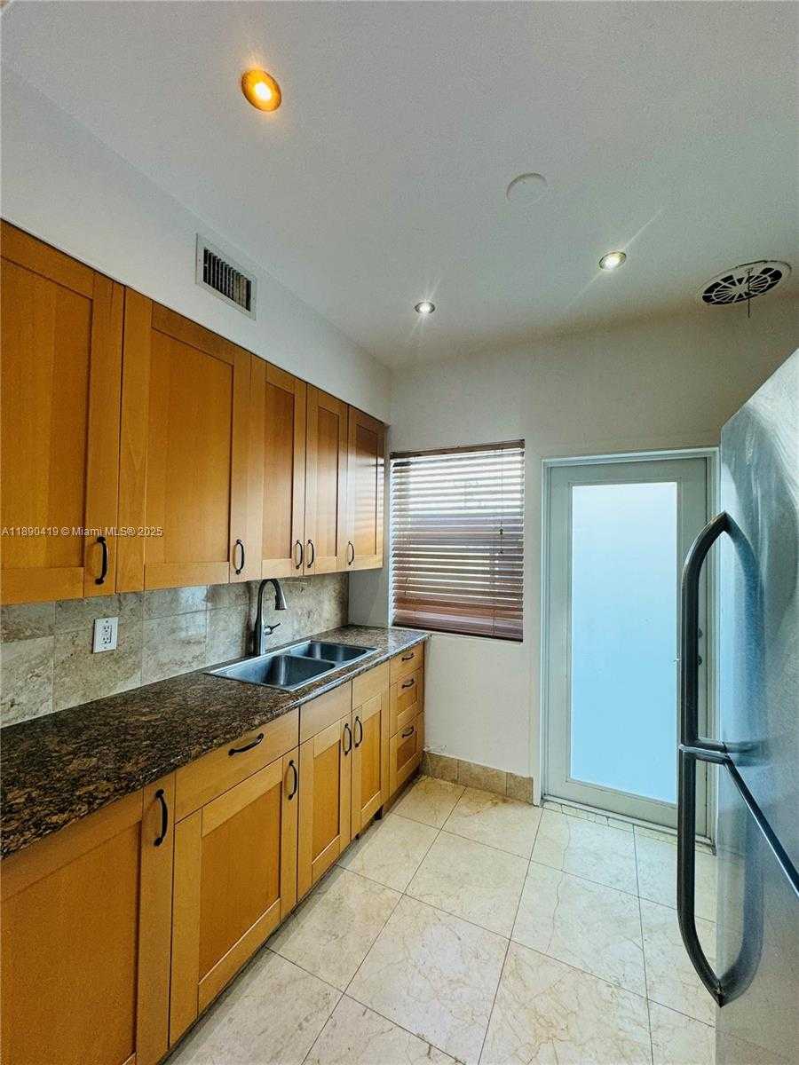 Small Image of 1905 CALAIS DR #5, Miami Beach Number 4