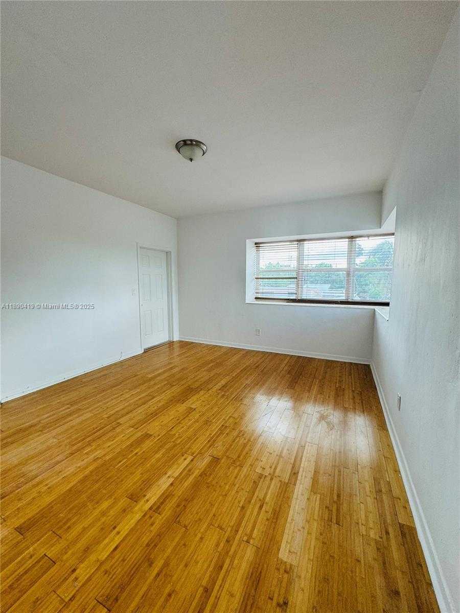 Small Image of 1905 CALAIS DR #5, Miami Beach Number 9