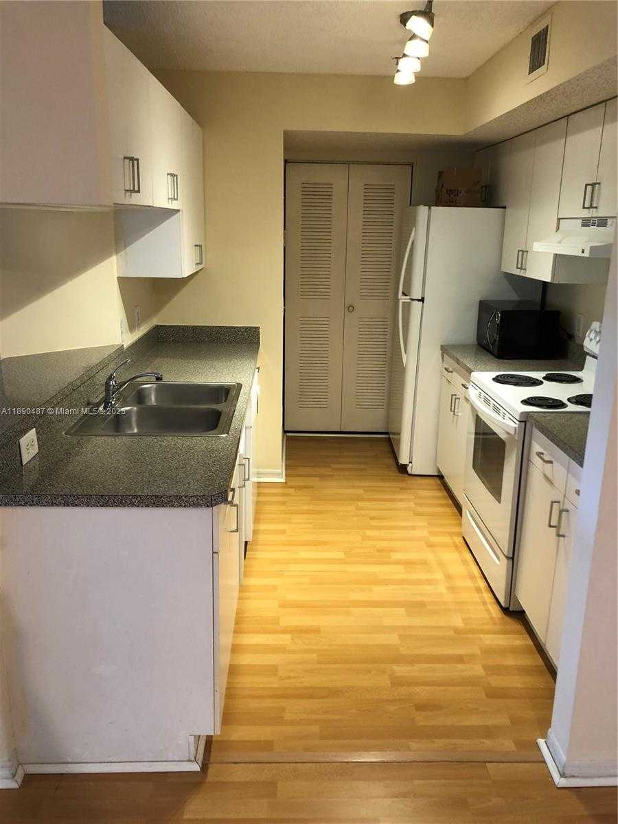 Small Image of 470 SOUTH PARK RD #7-308, Hollywood Number 3