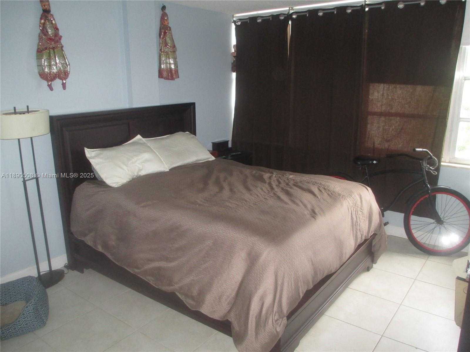 Small Image of 2016 BAY DR #405, Miami Beach Number 2