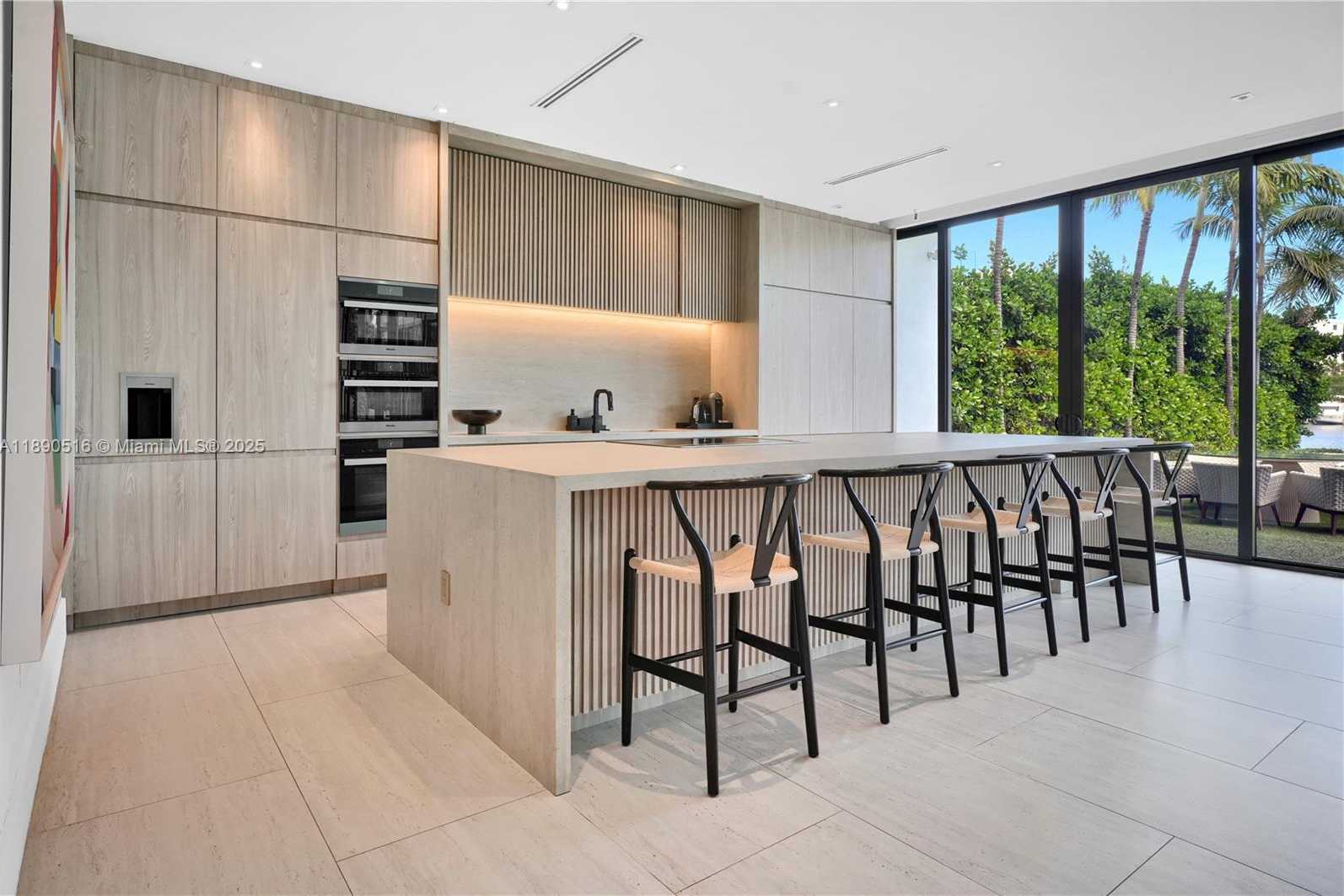 Small Image of 5501 PINE TREE DR, Miami Beach Number 12