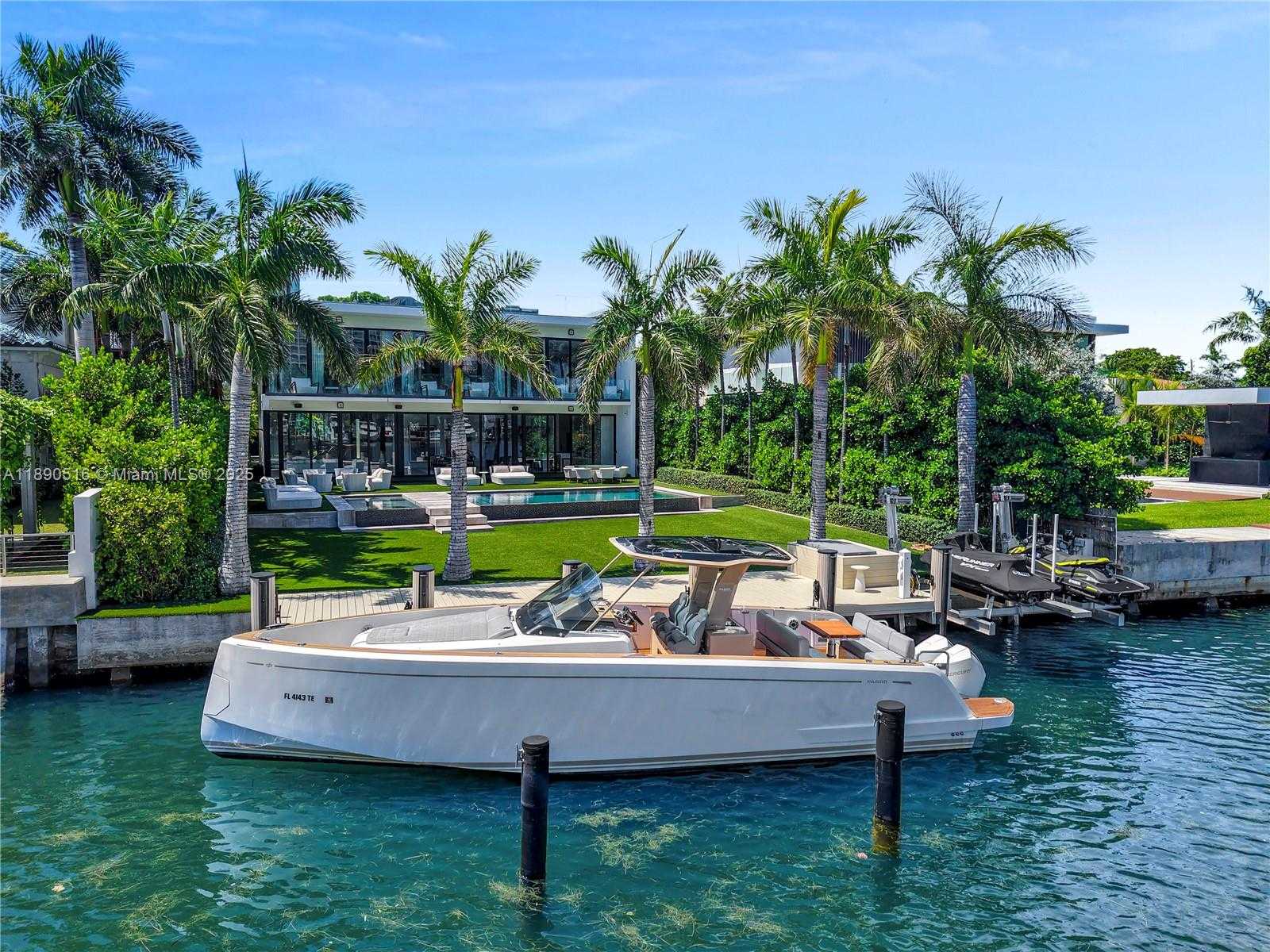 Small Image of 5501 PINE TREE DR, Miami Beach Number 2
