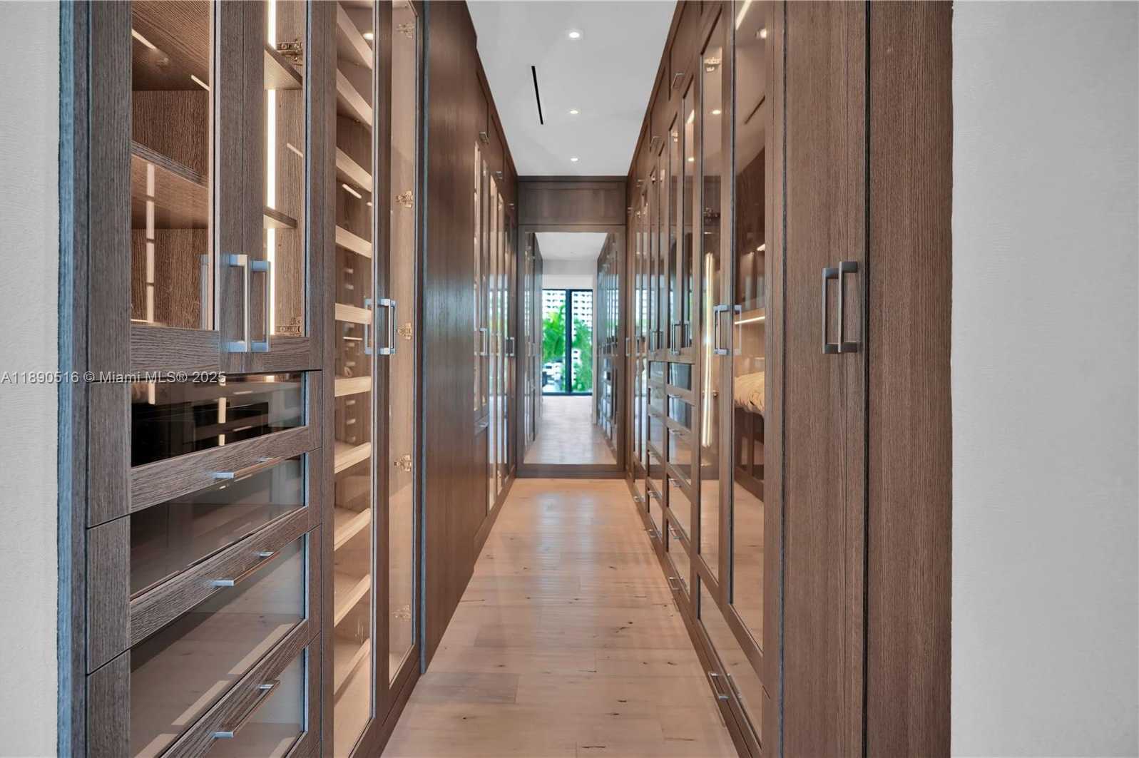 Small Image of 5501 PINE TREE DR, Miami Beach Number 21